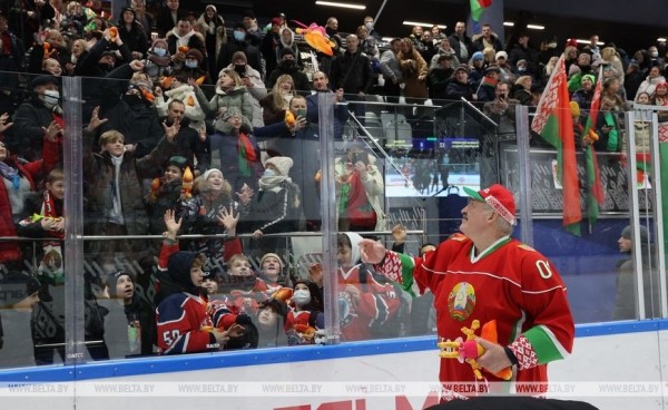 Хоккейная команда Президента победила сборную Могилевской области в матче любительского турнира