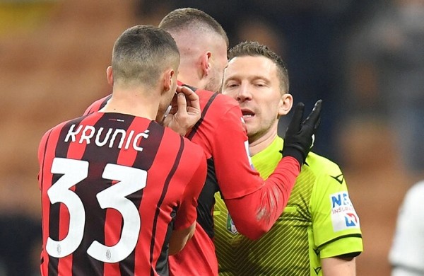 Судья ошибочно отобрал важный гол «Милана» и заплакал после матча – его утешали Златан и другие Судья ошибочно отобрал важный гол «Милана» и заплакал после матча – его утешали Златан и другие