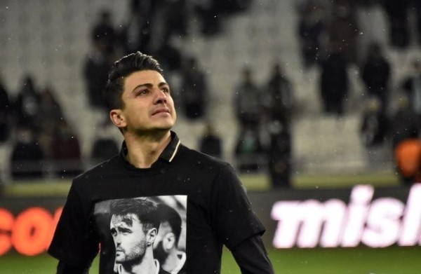 Фанаты забросали поле гвоздиками, игроки рыдали. В Турции простились с погибшим в аварии футболистом