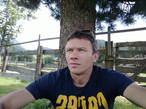 «Понял, что живу в сумасшедшем мире, где люди хлопают в ответ на слова о войне». Почему легендарный лыжник с семьей покинул Беларусь