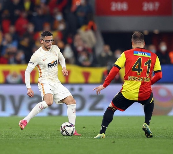 Футболист &laquo;Галатасарая&raquo; чуть не ослеп из-за фейерверка и перенес 11 операций на глазах. И теперь вернулся на поле!&nbsp;