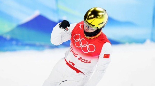 Китайский фристайлист Ци Гуанпу стал олимпийским чемпионом в лыжной акробатике