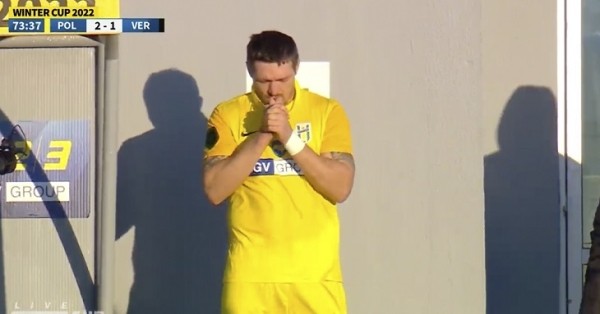 Чемпион мира в боксе Усик дебютировал в украинском футболе: мог забить первым касанием, и даже разогнал опасную атаку Чемпион мира в боксе Усик дебютировал в украинском футболе: мог забить первым касанием, и даже разогнал опасную атаку