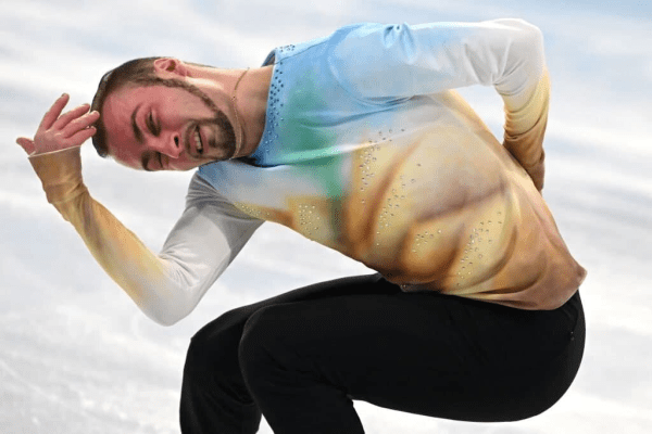 Чудеса госстиля на ОИ: герб заменил биатлонистам рекламу, красно-зеленое пятно на ноге лыжника, рваные флаги от Минспорта