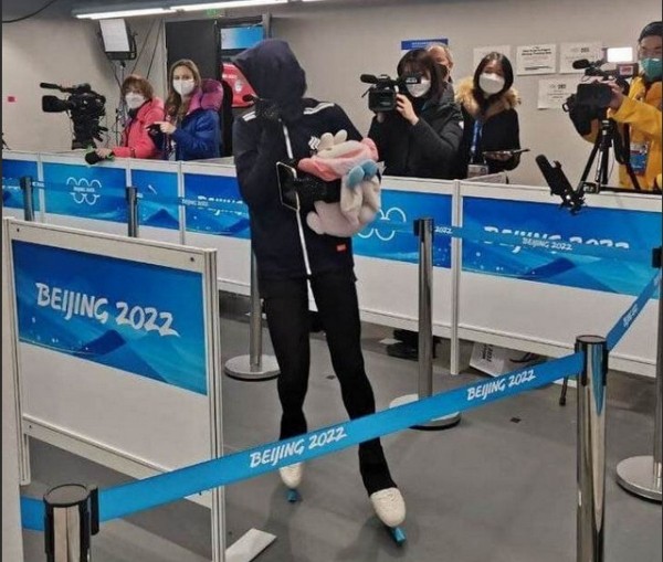 Олимпиада.  Камила Валиева полностью закрыла лицо, проходя мимо журналистов после тренировки  произвольной программы
 