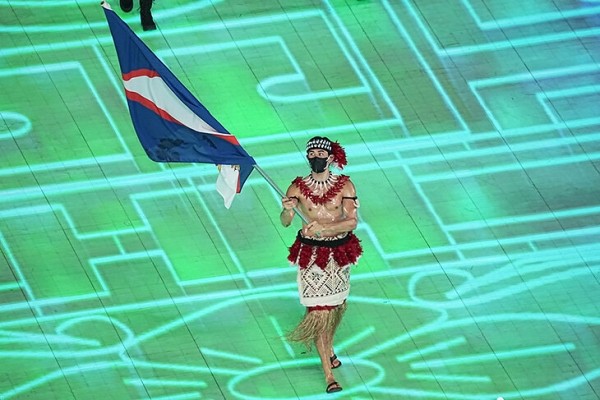 Знаете, почему тот парень в масле из Полинезии не на Олимпиаде? Спасает родину от последствий цунами – мгновенно собрал более $500 тысяч