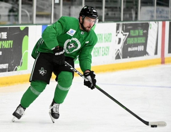 Хоккей.  Евгений Оксентюк снова набрал два очка в АХЛ
 