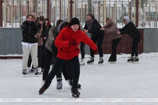 ФОТОФАКТ: В школах Могилева учащиеся осваивают катание на коньках и лыжах