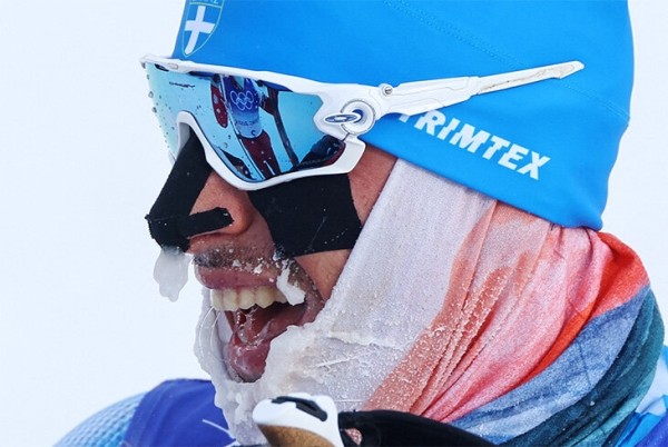 Добрая традиция олимпийских лыж: победитель ждет последнего участника, чтобы поздравить с финишем Добрая традиция олимпийских лыж: победитель ждет последнего участника, чтобы поздравить с финишем