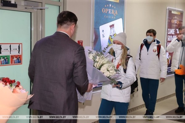 ФОТОФАКТ: Серебряный призер Пекина-2022 Анна Гуськова прилетела в Минск
