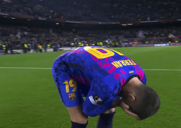 Торрес праздновал гол без логотипа «Барселоны» на форме и расплакался из-за упущенных моментов. Сильно расклеился Торрес праздновал гол без логотипа «Барселоны» на форме и расплакался из-за упущенных моментов. Сильно расклеился