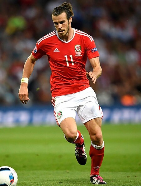 В интернете завирусилось фото, где мышцы Бэйла сдулись в два раза. Проверили: многое решает ракурс