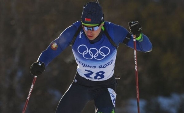 Смольский взял серебро в «индивидуаке»: идеально стрелял (в отличие от конкурентов), со скоростью помог россиянин, попал в объятья Алимбековой