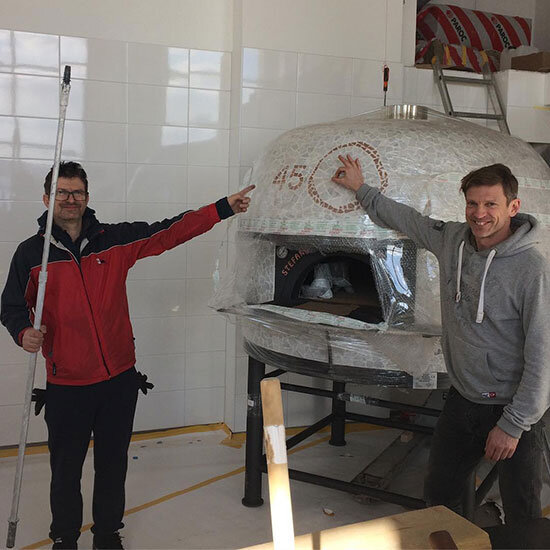 Игрок «МЮ» из великого финала ЛЧ-1999 много лет страдал от травмы колена, а теперь наслаждается работой в пиццерии