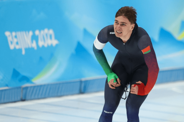 Чудеса госстиля на ОИ: герб заменил биатлонистам рекламу, красно-зеленое пятно на ноге лыжника, рваные флаги от Минспорта