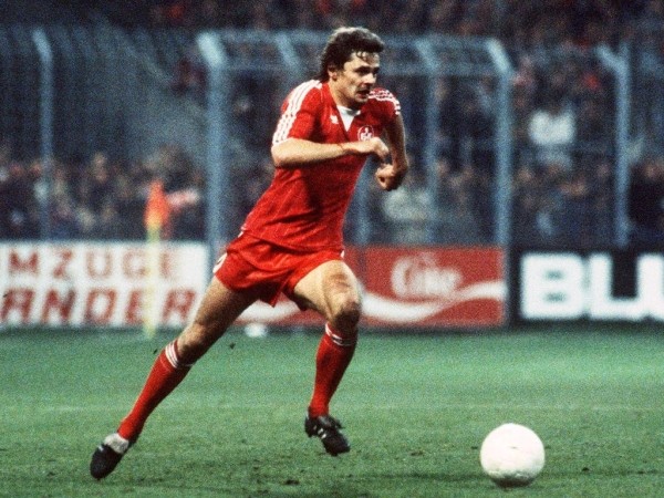 Столичное «Динамо» обожал министр – и клуб перестал проигрывать. Дело было в ГДР – гарант гегемонии отвечал за пытки и убийства неугодных, а потерял все за месяц Столичное «Динамо» обожал министр – и клуб перестал проигрывать. Дело было в ГДР – гарант гегемонии отвечал за пытки и убийства неугодных, а потерял все за месяц