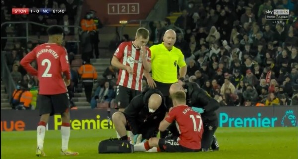 В АПЛ придумали, как брать тайм-ауты в футболе: симулируют травмы, чтобы поговорить с тренером и получить энергогель В АПЛ придумали, как брать тайм-ауты в футболе: симулируют травмы, чтобы поговорить с тренером и получить энергогель