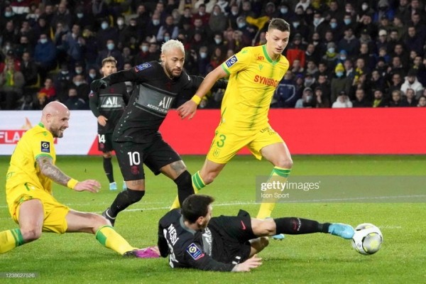 Футбол. Чемпионат Франции. "ПСЖ" на выезде потерпел поражение от "Нанта"
Футбол. Чемпионат Франции. "ПСЖ" на выезде потерпел поражение от "Нанта"