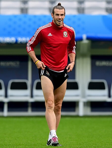 В интернете завирусилось фото, где мышцы Бэйла сдулись в два раза. Проверили: многое решает ракурс