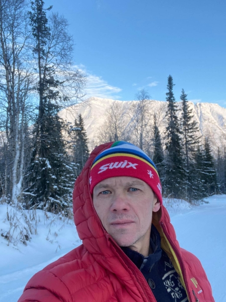 «Понял, что живу в сумасшедшем мире, где люди хлопают в ответ на слова о войне». Почему легендарный лыжник с семьей покинул Беларусь