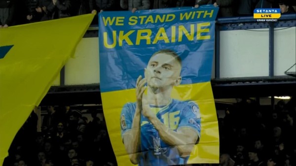 Мощнейшая поддержка Украины на матче «Эвертона» и «Манчестер Сити»: игроки с сине-желтыми флагами, огромный плакат поддержки – пробрало даже сотрудника белТВ