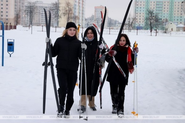 ФОТОФАКТ: В школах Могилева учащиеся осваивают катание на коньках и лыжах