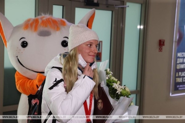 ФОТОФАКТ: Серебряный призер Пекина-2022 Анна Гуськова прилетела в Минск