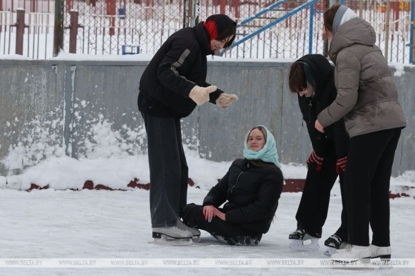 ФОТОФАКТ: В школах Могилева учащиеся осваивают катание на коньках и лыжах