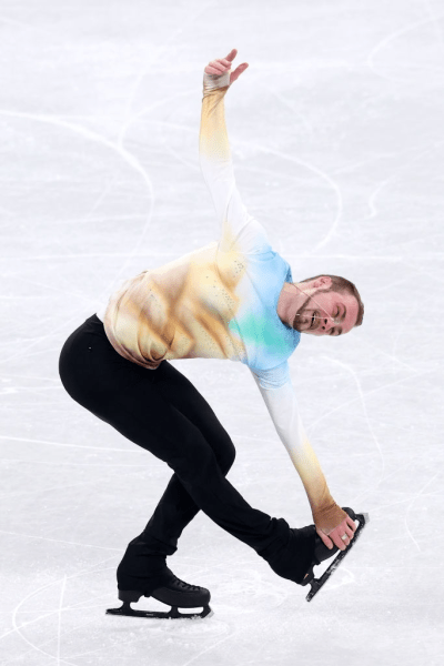 Российский фигурист сборной Беларуси средне выступил на Играх, зато какие кадры подарил миру – там рядом крестик и демонический взгляд!