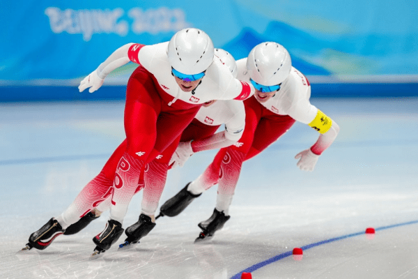 Чудеса госстиля на ОИ: герб заменил биатлонистам рекламу, красно-зеленое пятно на ноге лыжника, рваные флаги от Минспорта