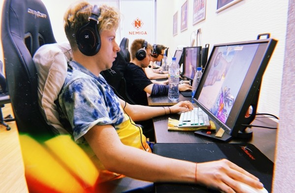 Разное.  Поклонница CS:GO набила на груди Natus Vincere, Nemiga подверглась DoS-атакам и другие новости киберспорта за 12 февраля
 