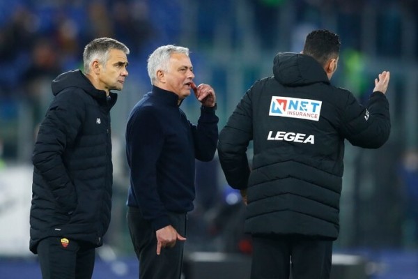 📞 Моуринью удалили за имитацию телефонного разговора. Похоже, Жозе намекнул на связь отца арбитра с Кальчополи 📞 Моуринью удалили за имитацию телефонного разговора. Похоже, Жозе намекнул на связь отца арбитра с Кальчополи