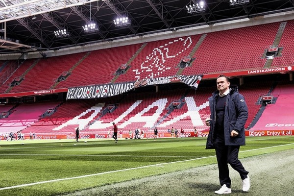 В «Аяксе» драма – Овермарс уходит из-за непристойных сообщений коллегам-женщинам. Трансферные успехи клуба – его заслуга В «Аяксе» драма – Овермарс уходит из-за непристойных сообщений коллегам-женщинам. Трансферные успехи клуба – его заслуга