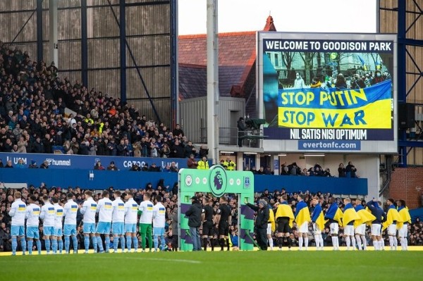 Мощнейшая поддержка Украины на матче «Эвертона» и «Манчестер Сити»: игроки с сине-желтыми флагами, огромный плакат поддержки – пробрало даже сотрудника белТВ