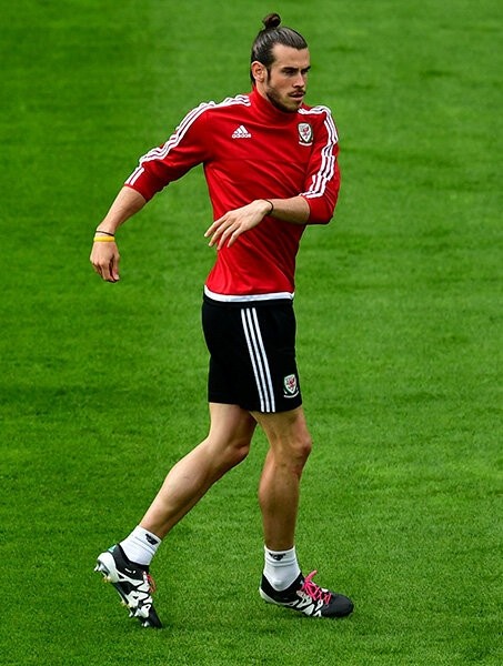 В интернете завирусилось фото, где мышцы Бэйла сдулись в два раза. Проверили: многое решает ракурс