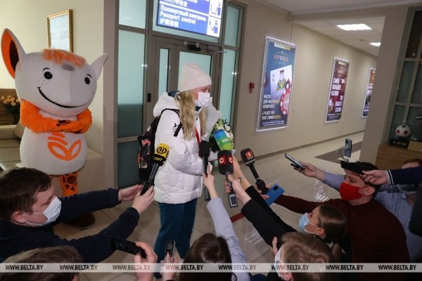 ФОТОФАКТ: Серебряный призер Пекина-2022 Анна Гуськова прилетела в Минск