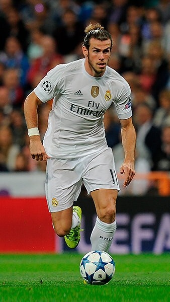 В интернете завирусилось фото, где мышцы Бэйла сдулись в два раза. Проверили: многое решает ракурс