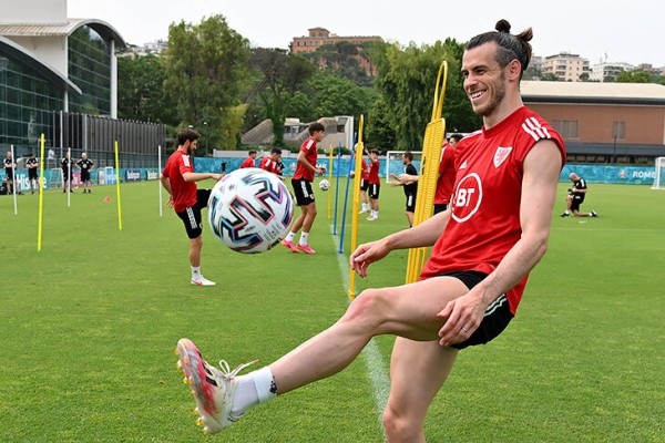 В интернете завирусилось фото, где мышцы Бэйла сдулись в два раза. Проверили: многое решает ракурс