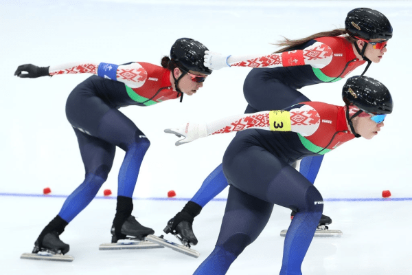 Чудеса госстиля на ОИ: герб заменил биатлонистам рекламу, красно-зеленое пятно на ноге лыжника, рваные флаги от Минспорта