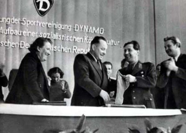 Столичное «Динамо» обожал министр – и клуб перестал проигрывать. Дело было в ГДР – гарант гегемонии отвечал за пытки и убийства неугодных, а потерял все за месяц Столичное «Динамо» обожал министр – и клуб перестал проигрывать. Дело было в ГДР – гарант гегемонии отвечал за пытки и убийства неугодных, а потерял все за месяц