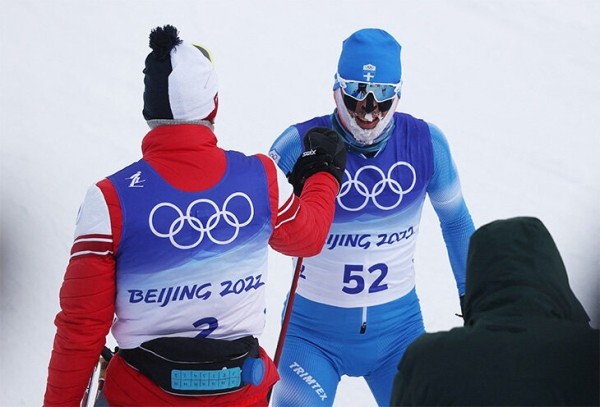 Добрая традиция олимпийских лыж: победитель ждет последнего участника, чтобы поздравить с финишем Добрая традиция олимпийских лыж: победитель ждет последнего участника, чтобы поздравить с финишем