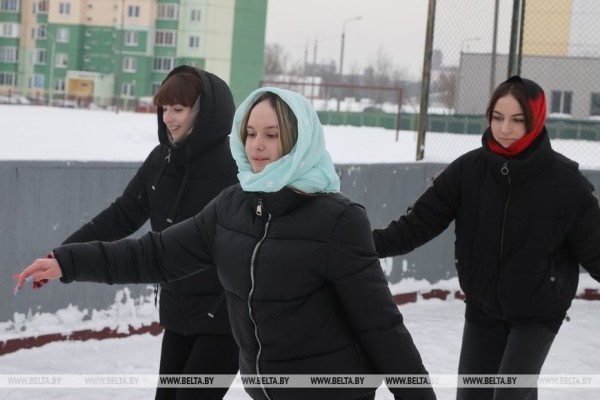 ФОТОФАКТ: В школах Могилева учащиеся осваивают катание на коньках и лыжах