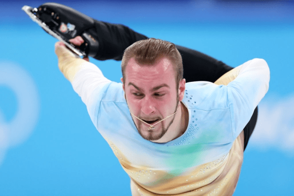 Российский фигурист сборной Беларуси средне выступил на Играх, зато какие кадры подарил миру – там рядом крестик и демонический взгляд!