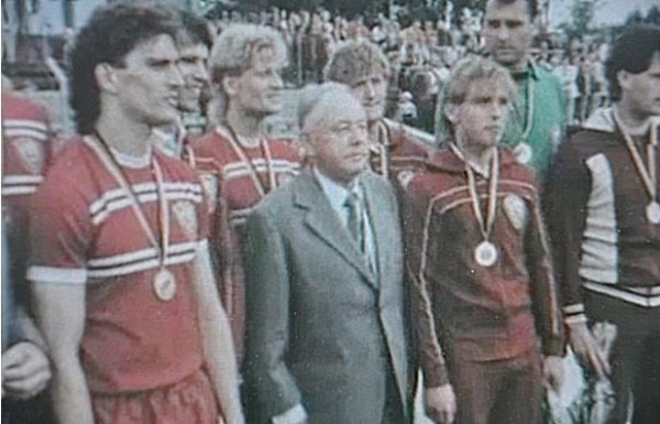 Столичное «Динамо» обожал министр – и клуб перестал проигрывать. Дело было в ГДР – гарант гегемонии отвечал за пытки и убийства неугодных, а потерял все за месяц Столичное «Динамо» обожал министр – и клуб перестал проигрывать. Дело было в ГДР – гарант гегемонии отвечал за пытки и убийства неугодных, а потерял все за месяц