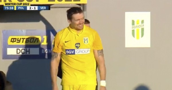 Чемпион мира в боксе Усик дебютировал в украинском футболе: мог забить первым касанием, и даже разогнал опасную атаку Чемпион мира в боксе Усик дебютировал в украинском футболе: мог забить первым касанием, и даже разогнал опасную атаку