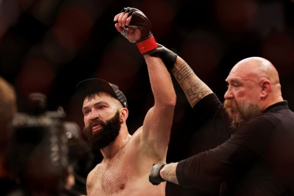 Орловский в 43 года продолжает выносить соперников в UFC! Ночью от него досталось американцу на 14 лет моложе