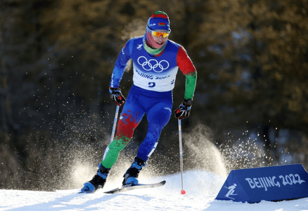 Чудеса госстиля на ОИ: герб заменил биатлонистам рекламу, красно-зеленое пятно на ноге лыжника, рваные флаги от Минспорта