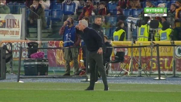 📞 Моуринью удалили за имитацию телефонного разговора. Похоже, Жозе намекнул на связь отца арбитра с Кальчополи 📞 Моуринью удалили за имитацию телефонного разговора. Похоже, Жозе намекнул на связь отца арбитра с Кальчополи