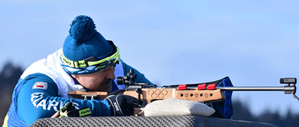 Лукашенко взял в руки оружие – пока на биатлоне с улыбкой от чемпионки из Украины. Заодно отрицал там войну – а вот сборной из-за нее уже запретили этап КМ Лукашенко взял в руки оружие – пока на биатлоне с улыбкой от чемпионки из Украины. Заодно отрицал там войну – а вот сборной из-за нее уже запретили этап КМ