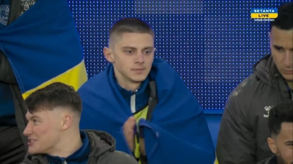 Мощнейшая поддержка Украины на матче «Эвертона» и «Манчестер Сити»: игроки с сине-желтыми флагами, огромный плакат поддержки – пробрало даже сотрудника белТВ